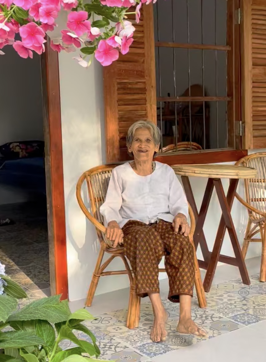 Grandma Jin after support