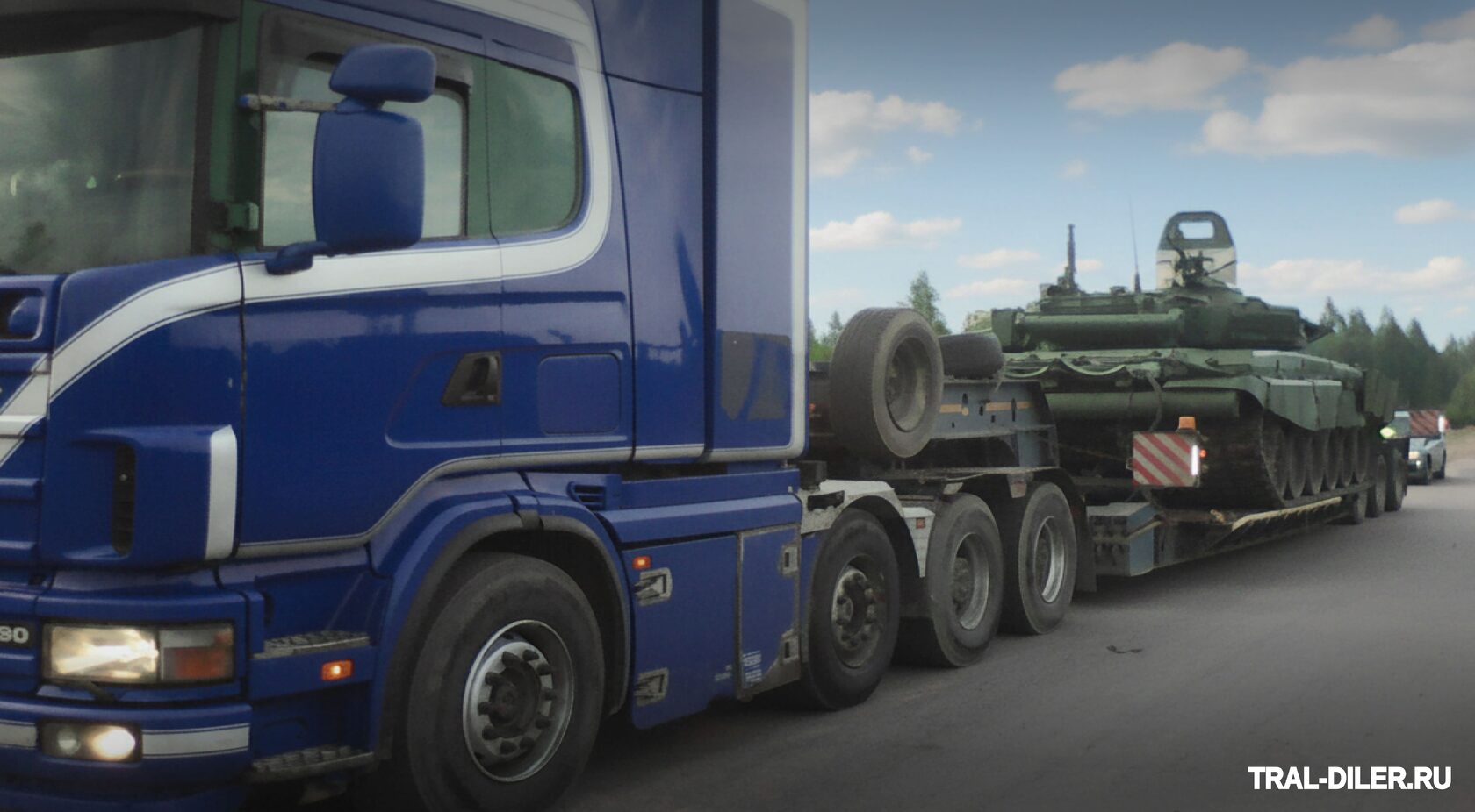 Танк стоит на китайском трале Амур