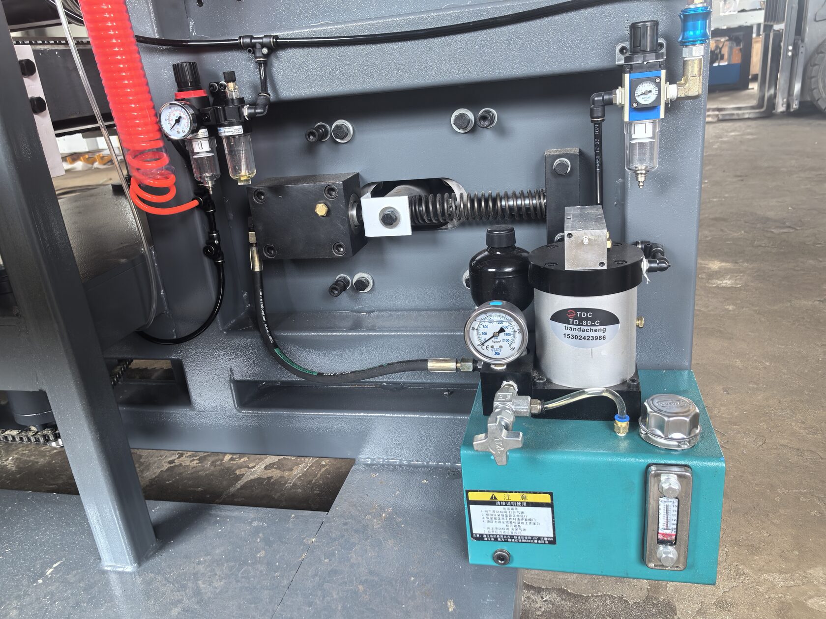 Гидронатяжение ленточной пилы PLANEX HP 400E