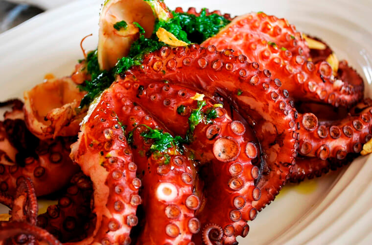 Полву а лагалейру (polvo a lagareiro) осьминог с картофелем и чесноком фото