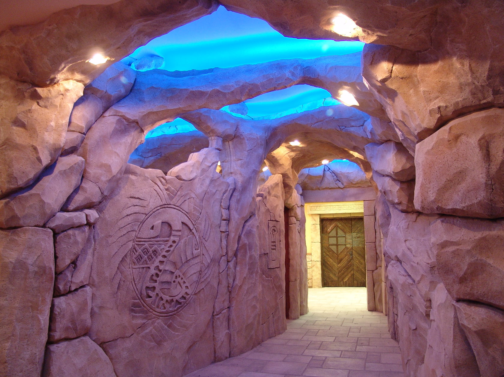 Потолок в виде пещеры