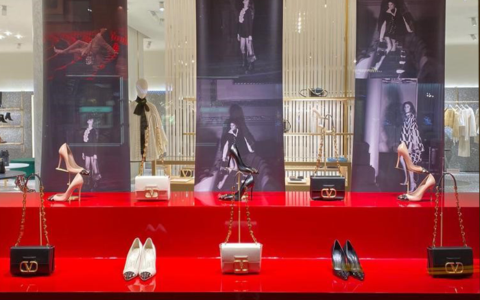 Оформление витрин магазина одежды в Москве и области