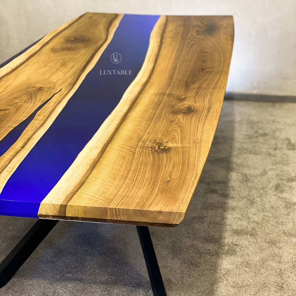Epoxidharz Tische Alagoas aus europäischem Nussbaum und hellblauem Epoxidharz mit Metallic Effekt