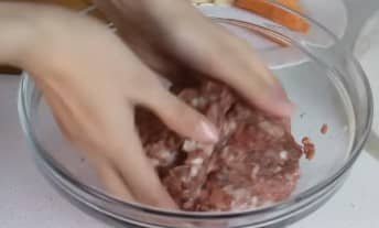 Приготовление ёжиков из фарша с рисом и подливкой: шаг 4