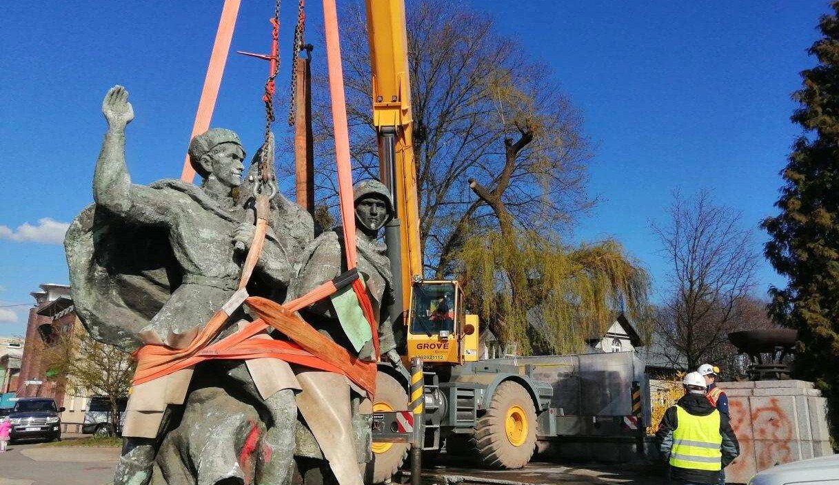Снос советских памятников в Европе Польша Прибалтика вандализм историческая память.