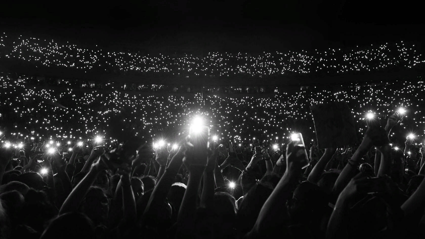 Фонарики на концерте. Зажигалки на концерте. Люди с фонариками на концерте. Зал с фонариками. Тема концерт