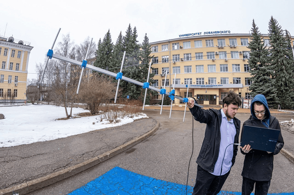 Одним из устройств на борту спутника «Лобачевский» является аналоговый ретранслятор радиосигнала, с помощью которого радиолюбители во всем мире смогут проводить радиосвязь между собой на расстоянии до 3000 километров. Такие спутники, как «Лобачевский», позволяют любителям начать осваивать спутниковую связь с минимальными затратами. Ретранслятор спроектирован и изготовлен студентом 2 курса радиофизического факультета ННГУ Егором Деревесниковым.