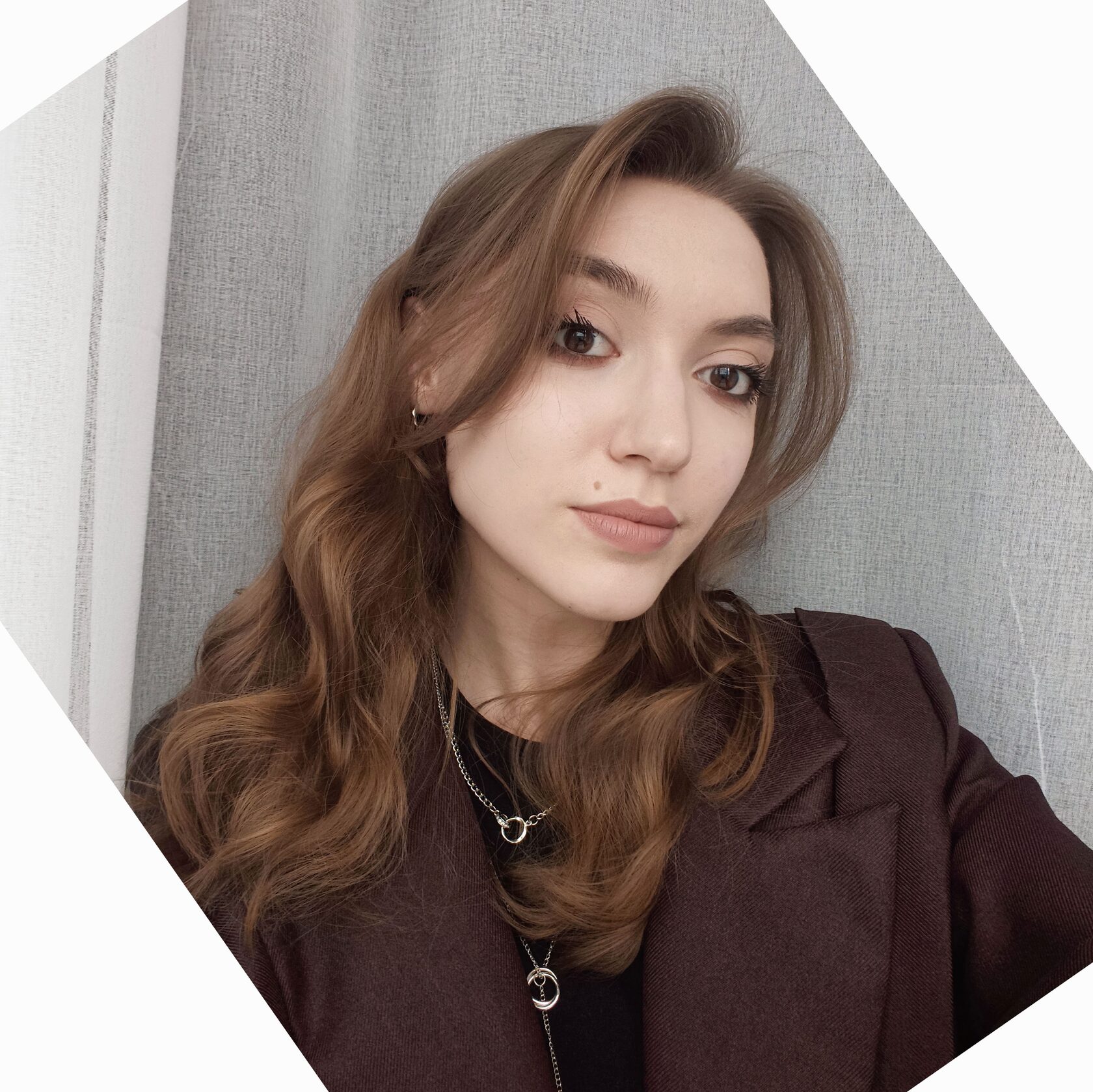 Ищу позицию Content Producer или Продюсера спецпроектов, где смогу применять опыт создания комплексных проектов на стыке контента, маркетинга и коммуникаций.    Чем хочу заниматься:    - Продюсирование медиапроектов полного цикла: от исследования аудитории до производства контента и аналитики    - Создание контентных экосистем и воронок привлечения аудитории    - Организация федеральных мероприятий и партнерских инициатив    - Производство видеоконтента, подкастов, экспертных интервью    - Управление кросс-функциональными командами и внешними подрядчиками