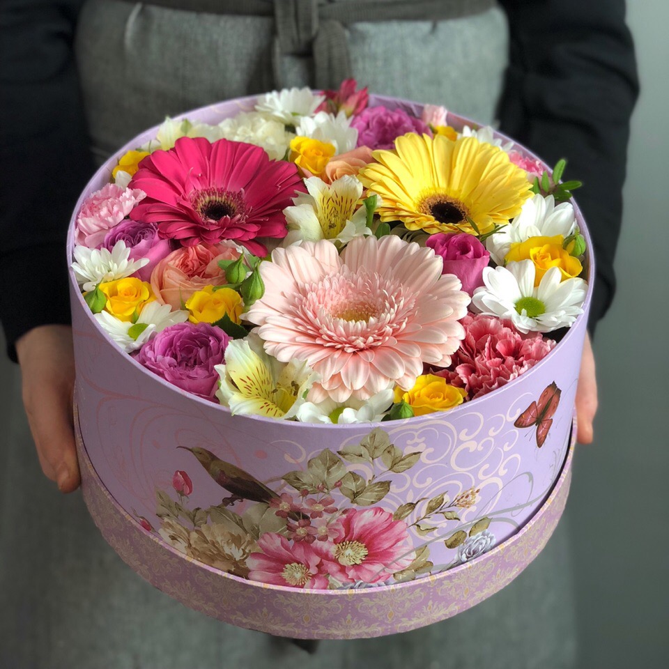 Цветы в круглой коробке