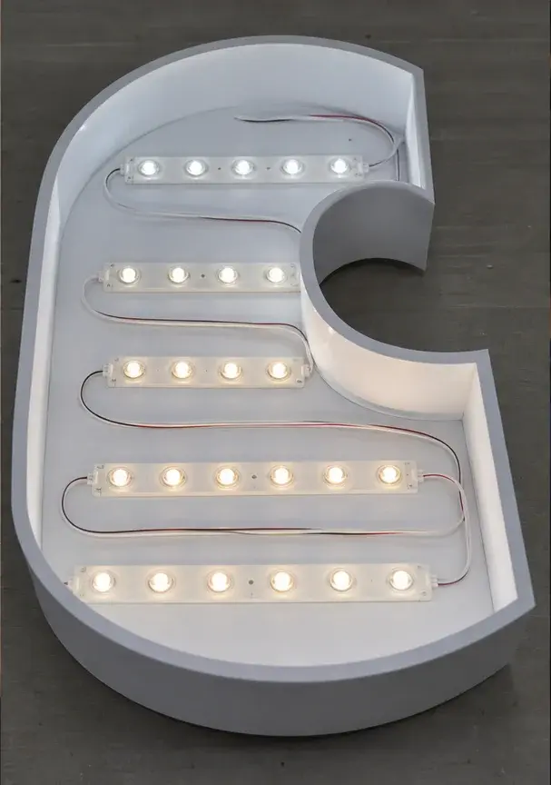 Сравнение шага LED-модулей внутри световой буквы