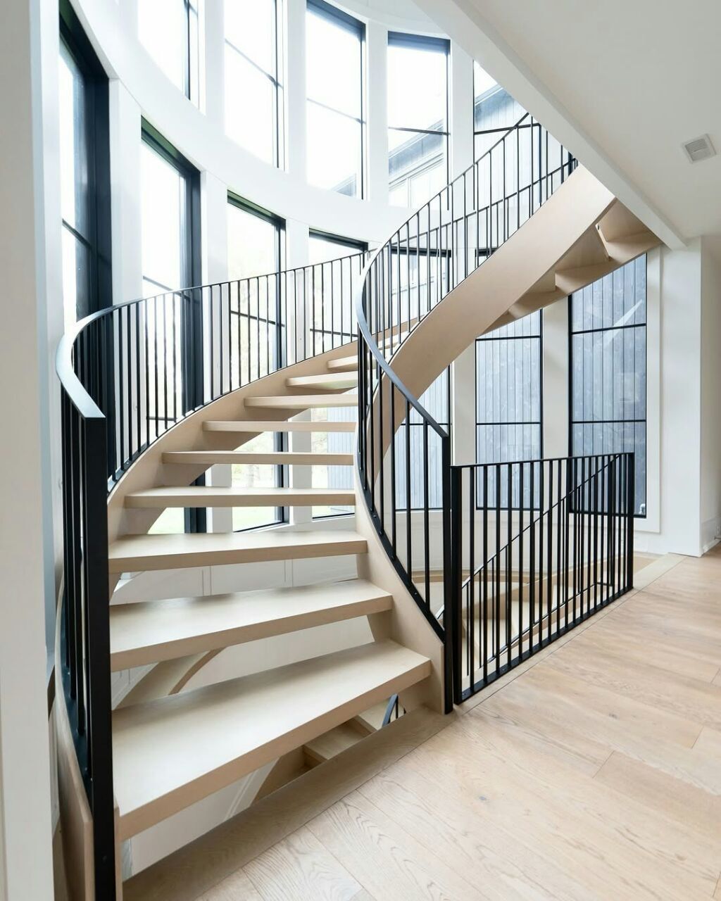 Радиусно-поворотная лестница открытого типа