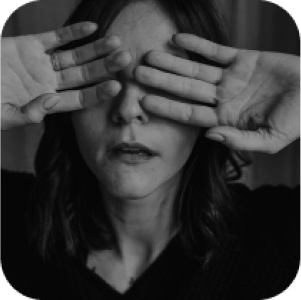 Закрытые руками глаза