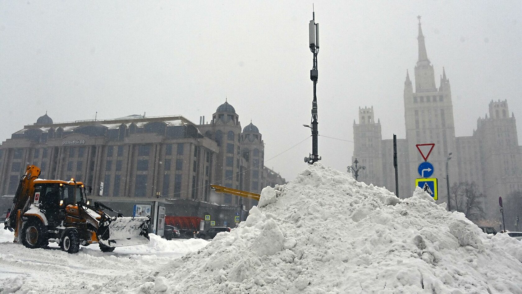 Сильный снегопад будет сегодня. Снегопад в Москве 13 февраля 2021. Москва снегопад 2021. Снегопад в Москве в феврале 2021. В Москве выпал снег 2021.