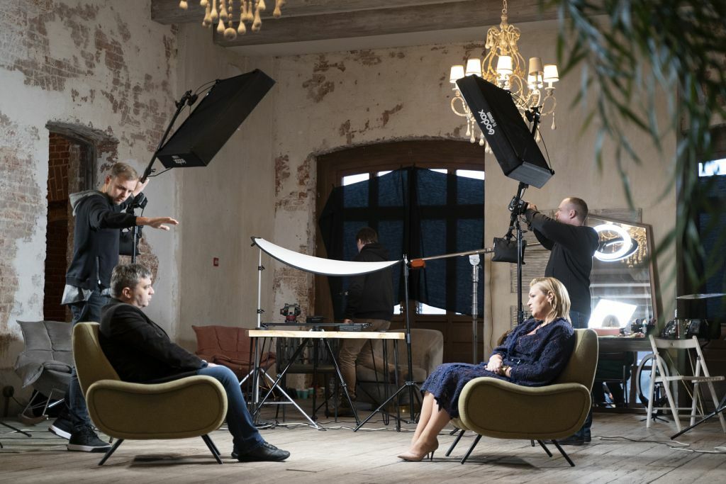 видеосъемка интервью, интервью, спикер, съемка интервью за кадром