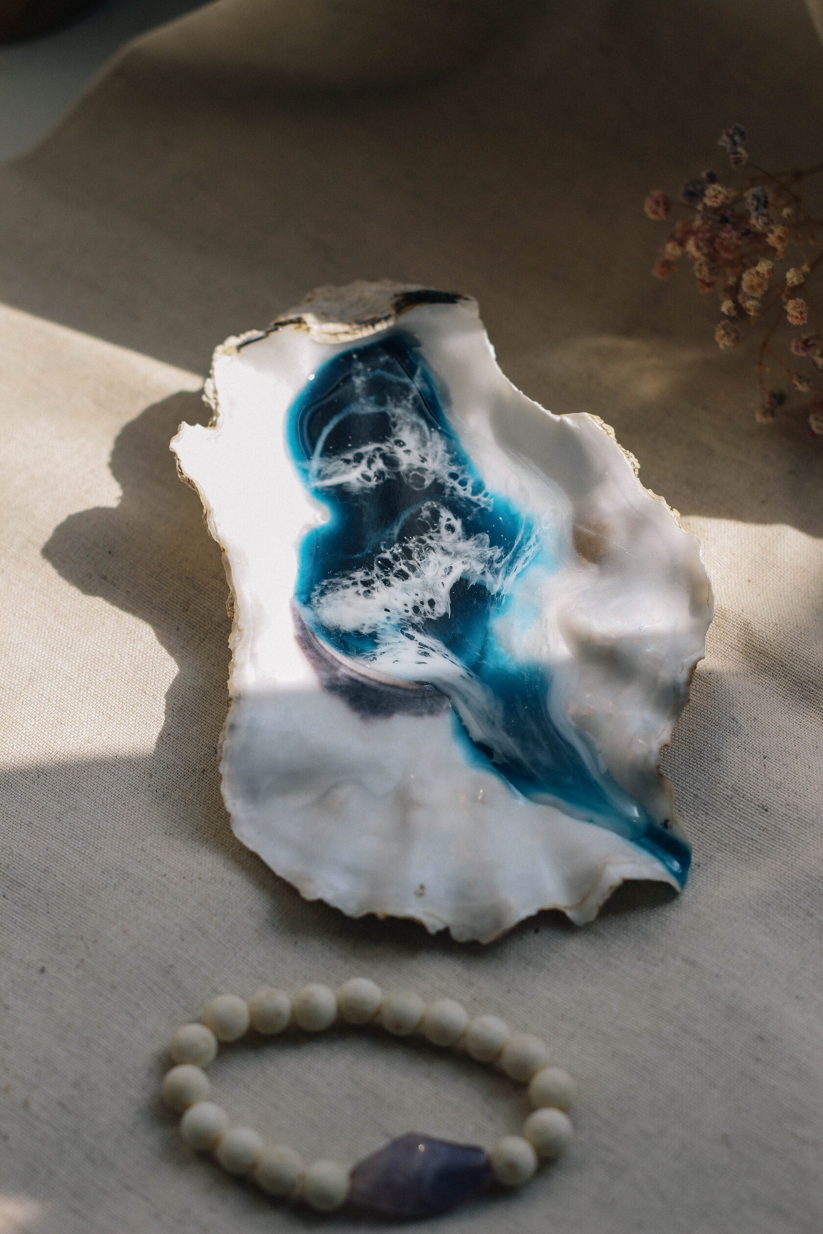 Подставка в виде натуральной ракушки с эпоксидной смолой