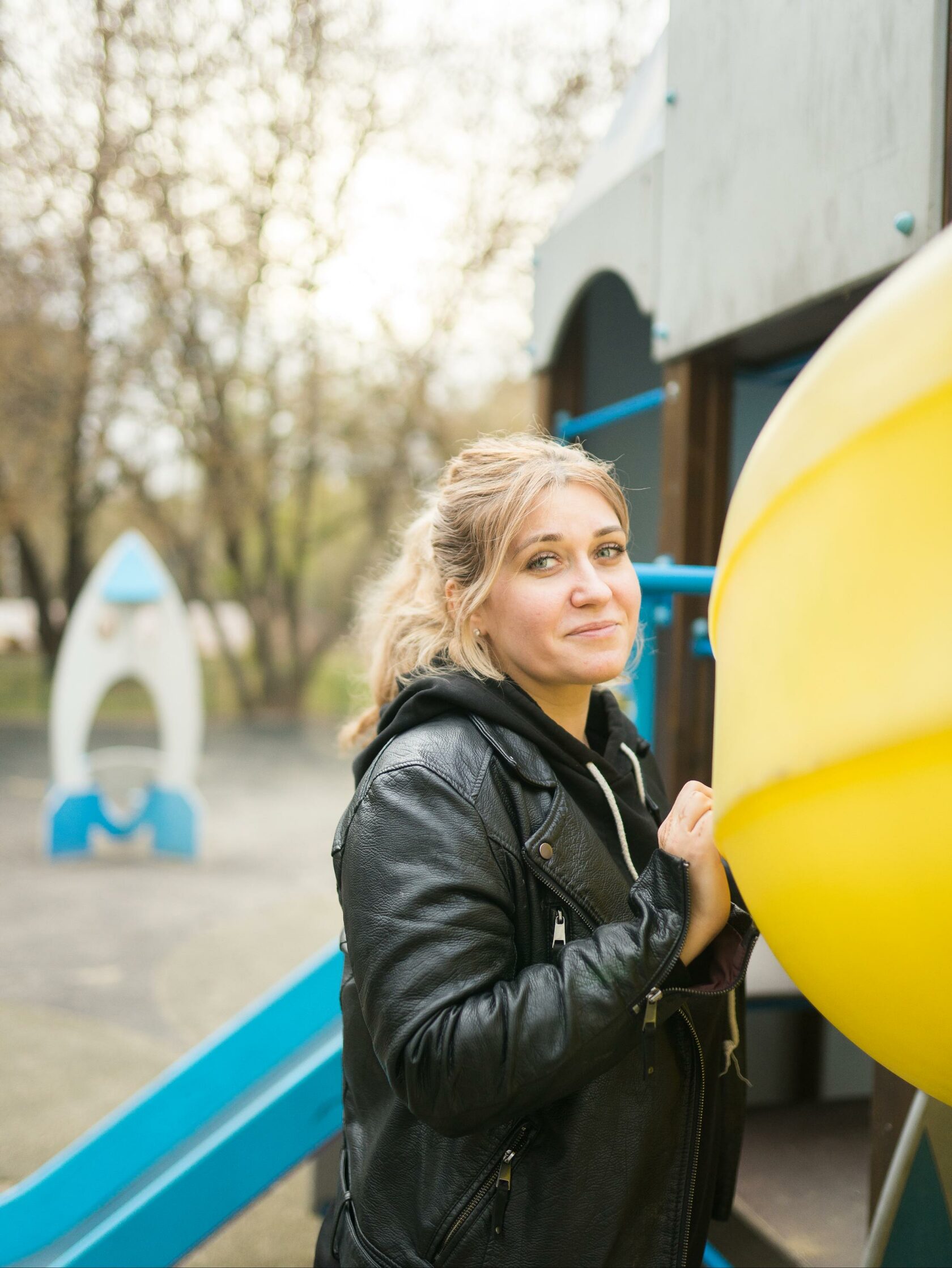 Ваня в белой футболке, зеленой куртке и синих джинсах перепрыгивает через перила лестницы