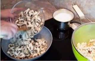 Приготовление жюльена с курицей, грибами, сыром и ветчиной: шаг 8