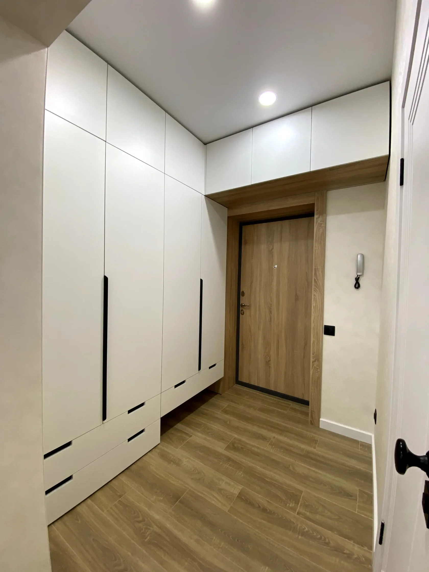 Современная прихожая с шкафом и мягким сиденьем на заказ в Сургуте