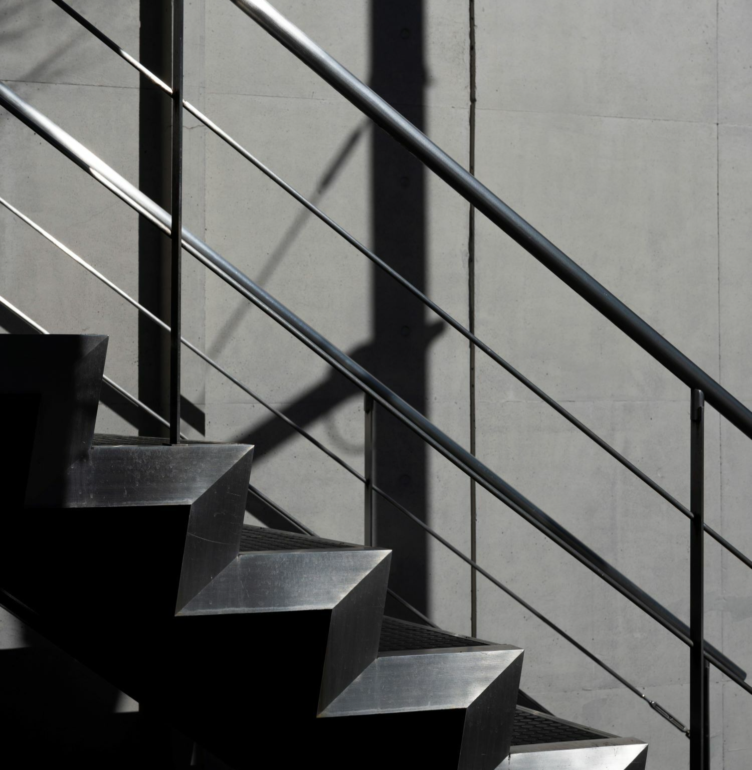 Лестница из алюминия со стеклом фото