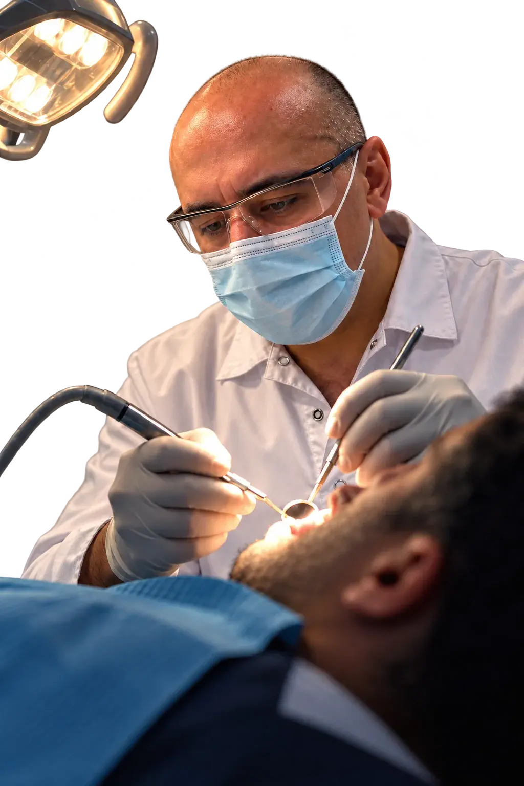 Стоматолог Dental Home проводит осмотр пациента