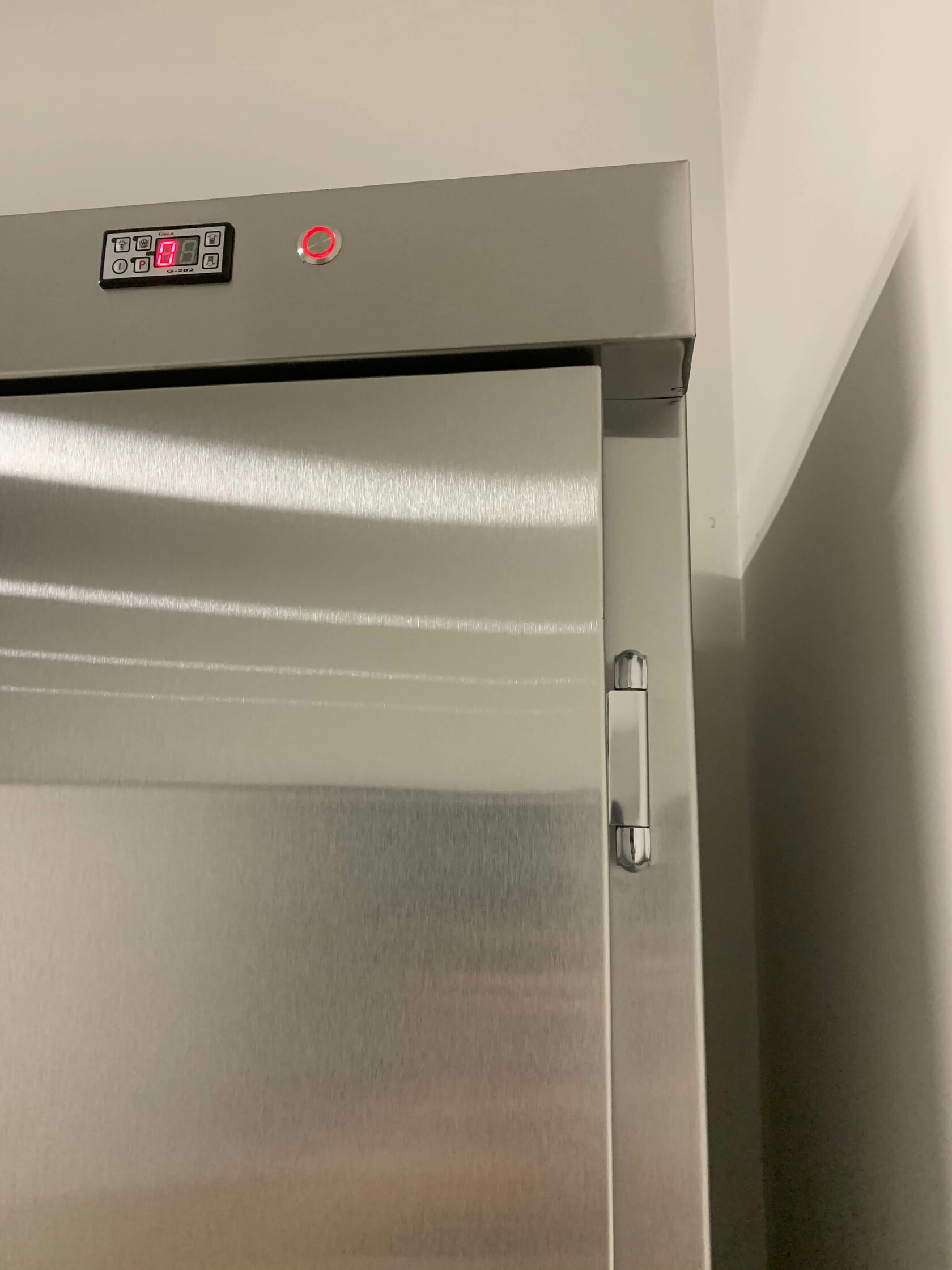 шкаф для шуб холодильник