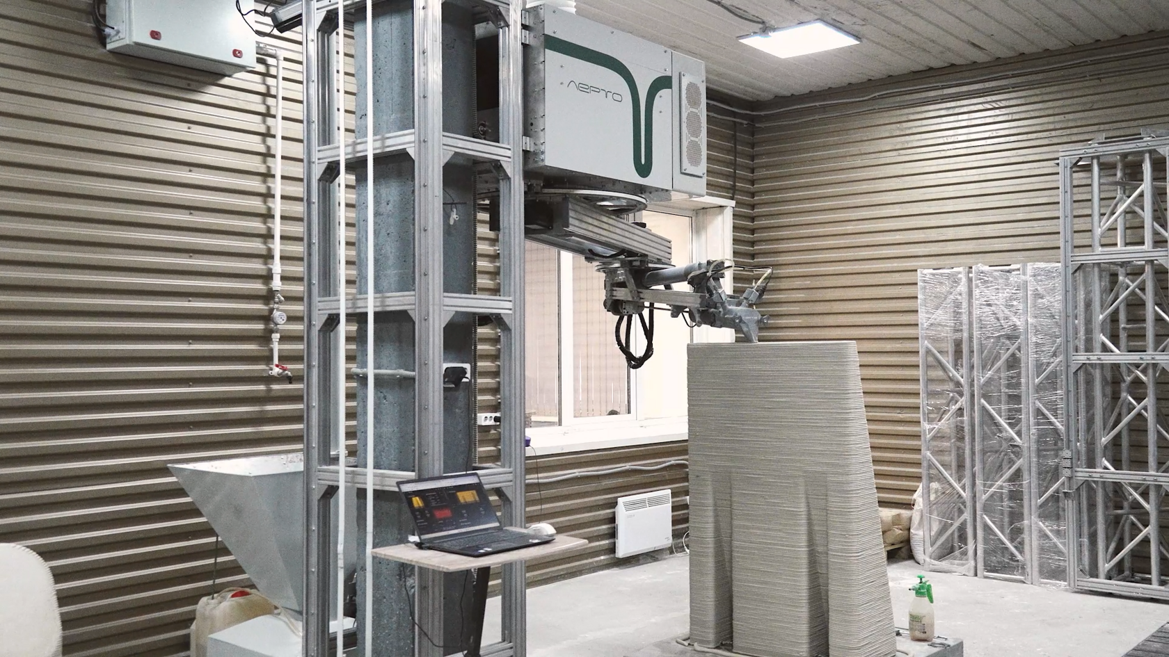 Лерто принтер печатает бетоном на поддоне