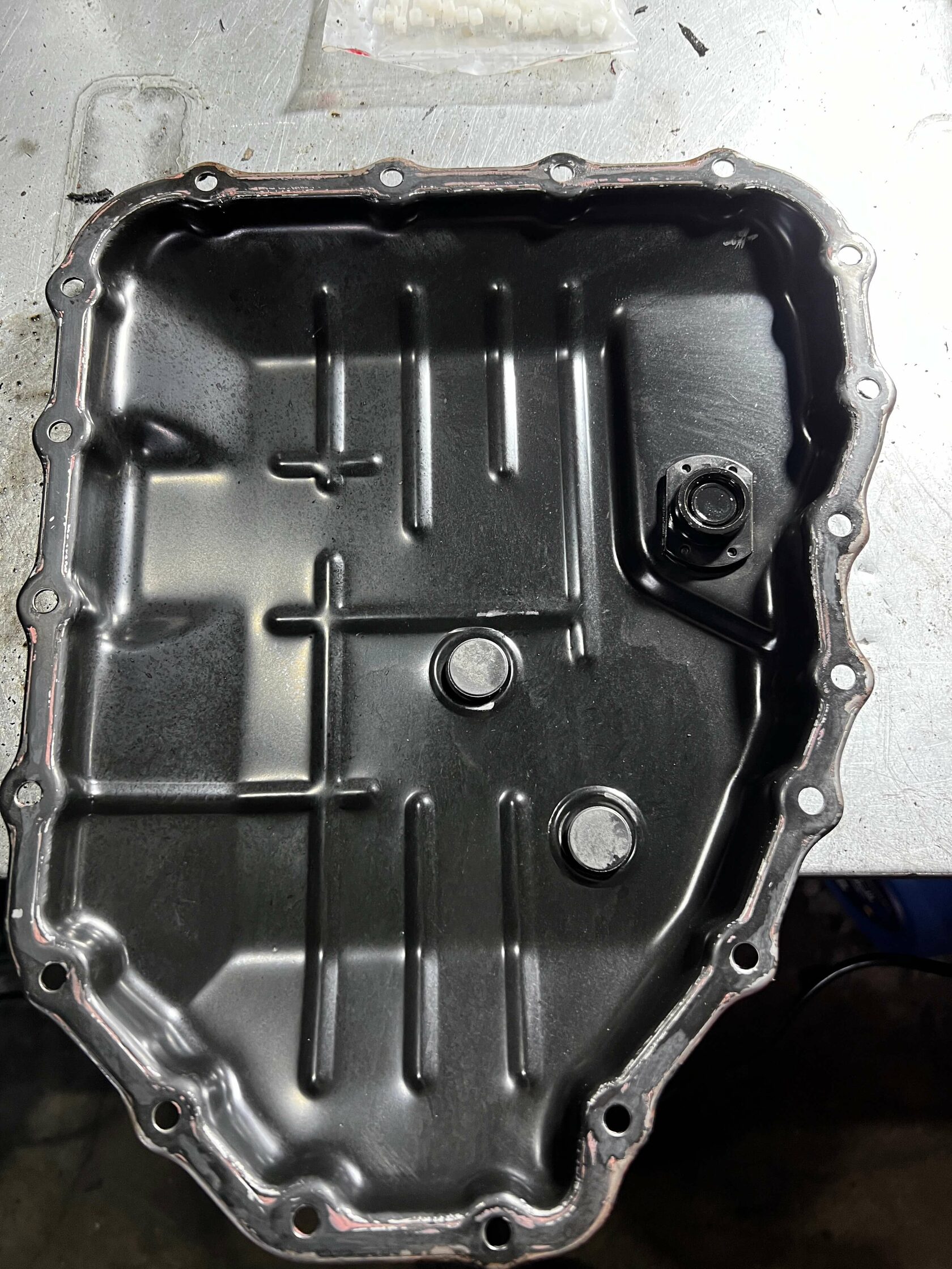 Нанесение герметика на поддон Kia