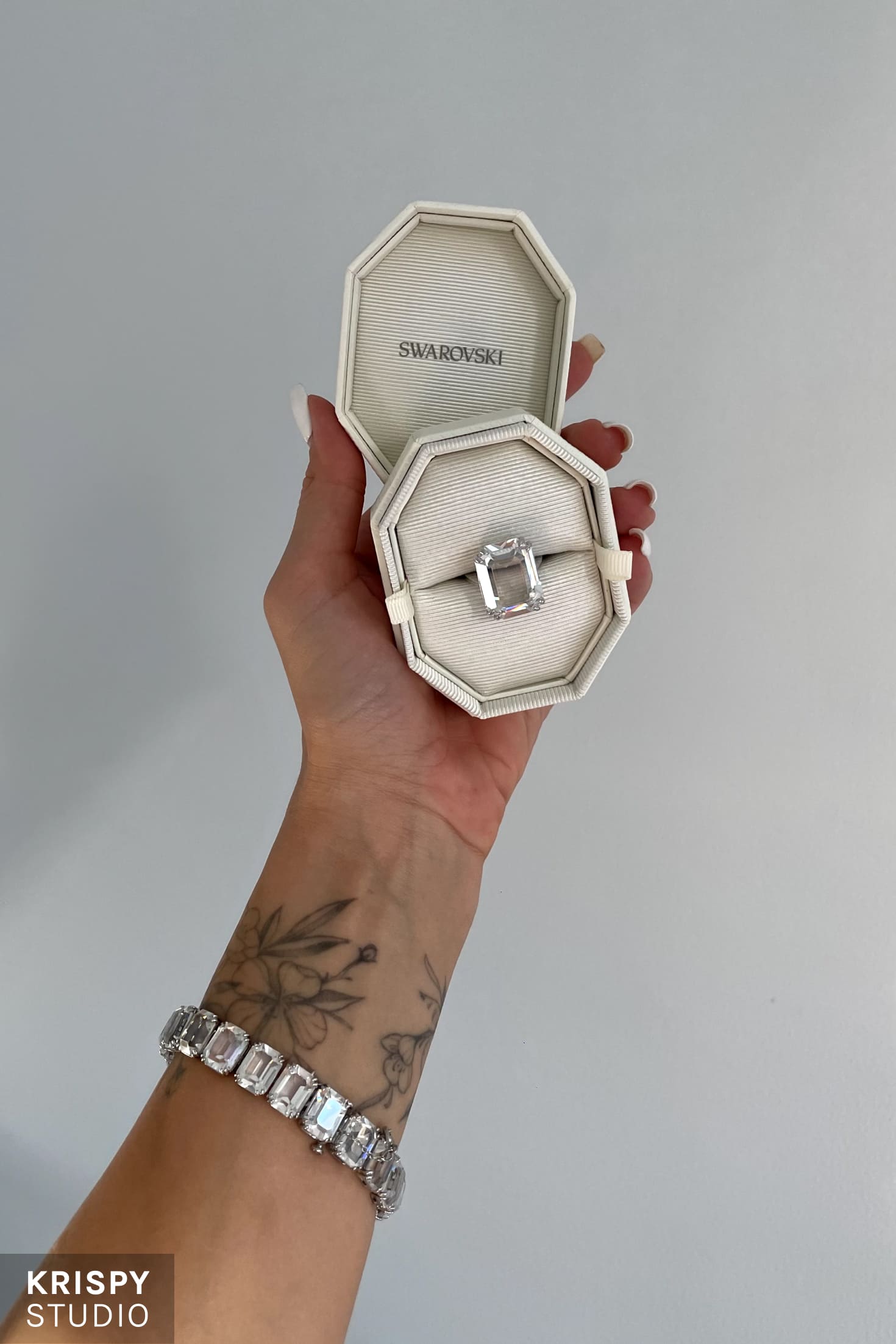 Фотосъемка кольца и браслета Swarovski с использованием студийного освещения и реквизита для создания стильного образа.