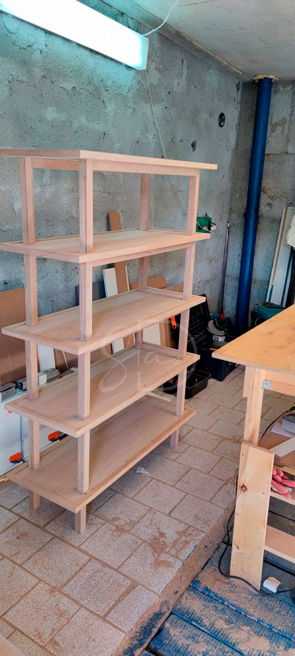 Деревянный стеллаж