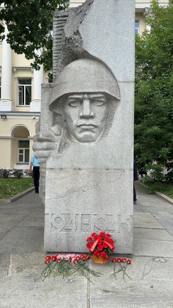 По традиции в День московского народного ополчения возложили цветы к памятнику воинам-ополченцам на Остоженке