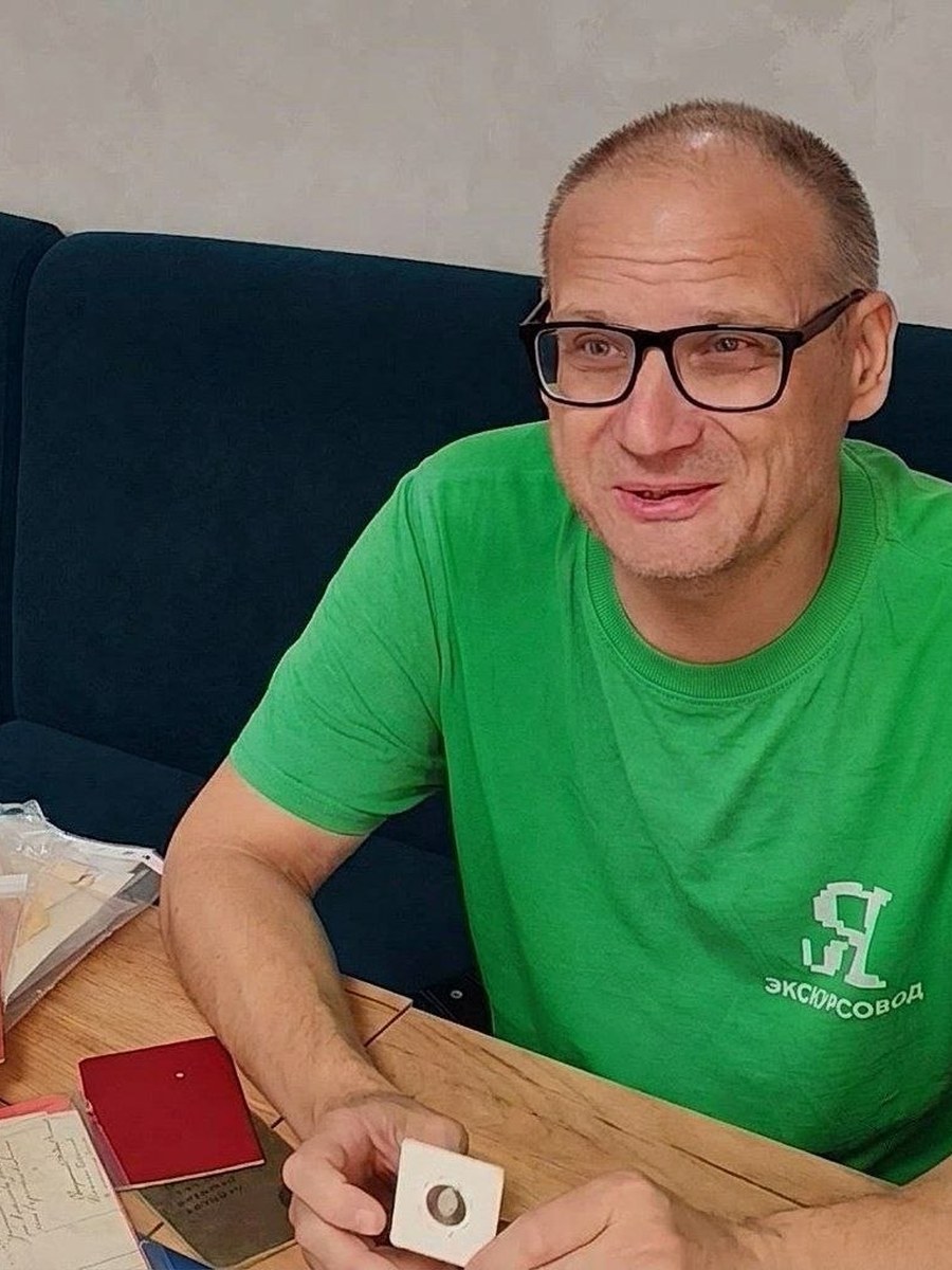 Краевед Александр Дудин с архивными документами по Молодинской битве