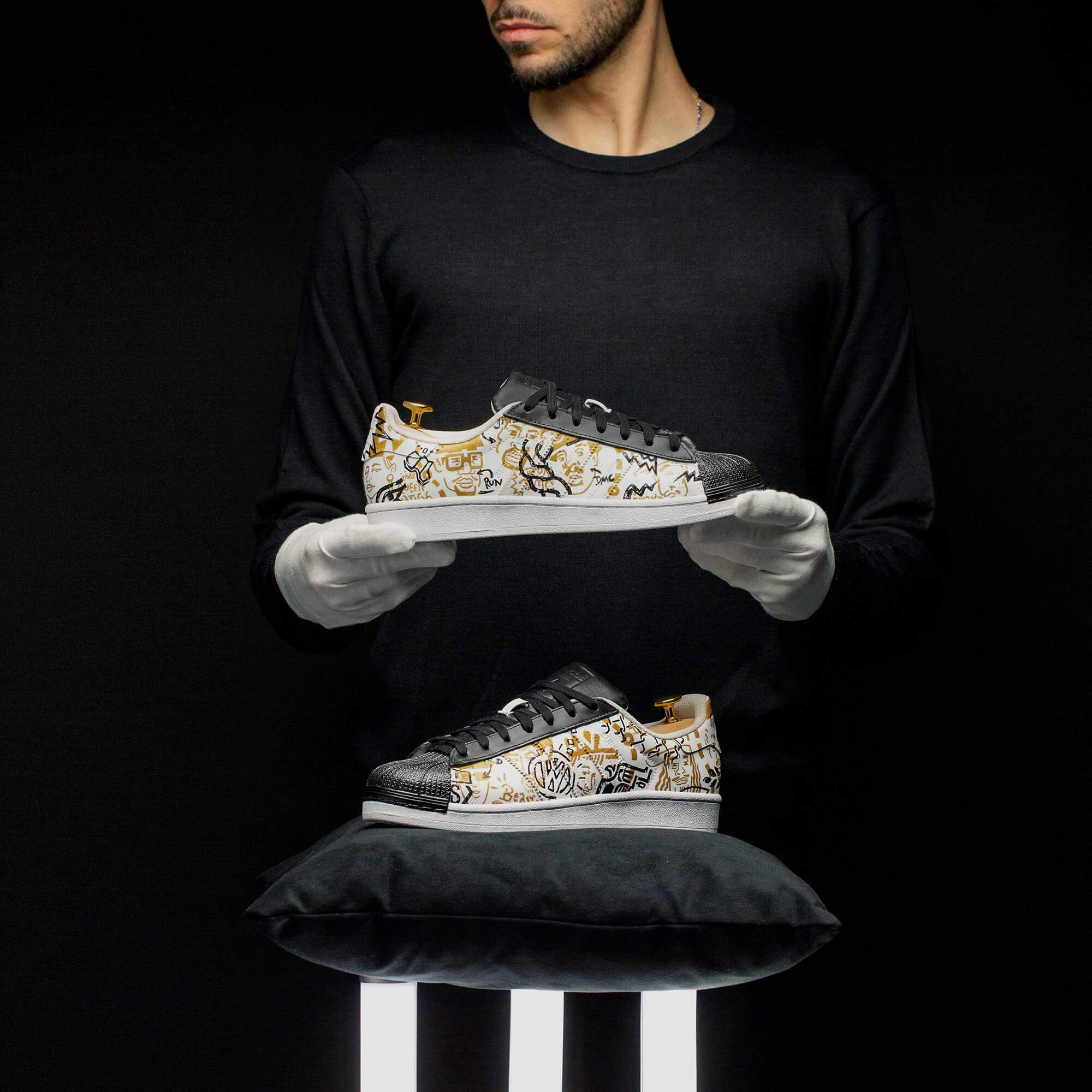 Роспись кроссовок adidas superstar, посвященная хип-хопу 80-х. Автор Алексей Бархан.