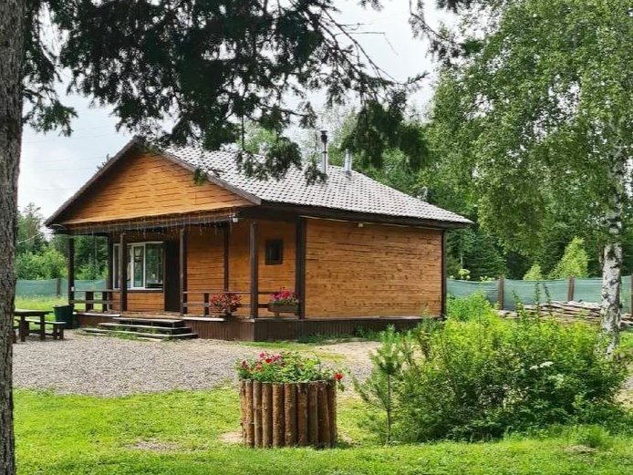 фото парня и девушки на романтическом свидании в публичном месте