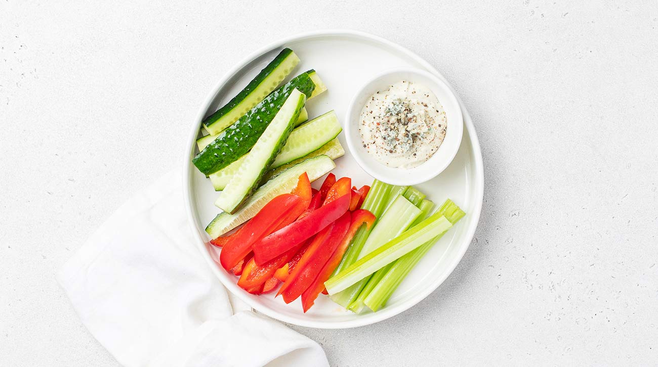 Овощные палочки с соусом блю чиз