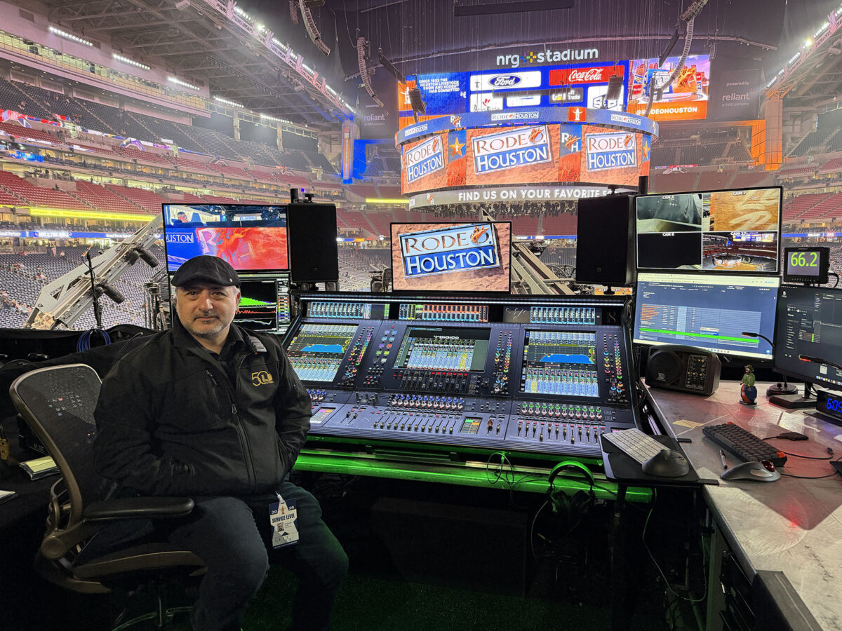 Старший аудиоинженер компании LD Systems Рафаэль Розалес (Rafael Rosales) за консолью DiGiCo Quantum852, использовавшейся для сведения звука на RODEOHOUSTON в этом году.