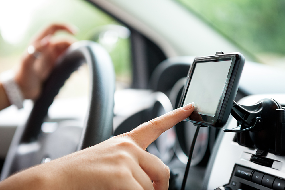 Gps в авто. Навигатор. Запрет навигаторов в автомобиле. Запрет навигаторов в автомобиле. Человек с навигатором.