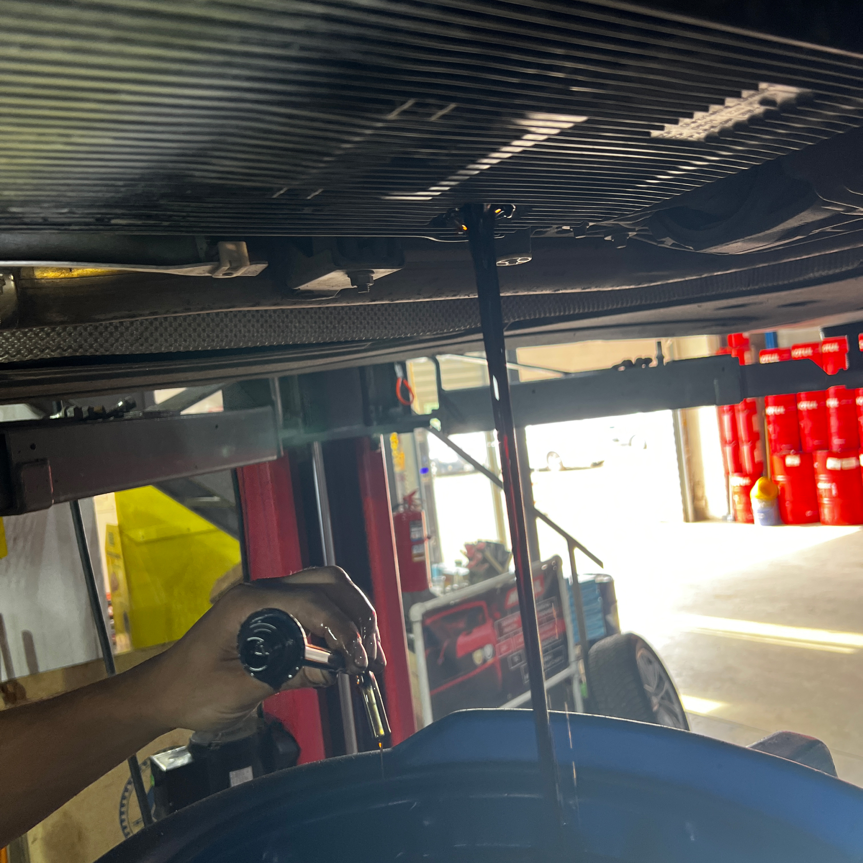 Слив старого масла из поддона АКПП ZF