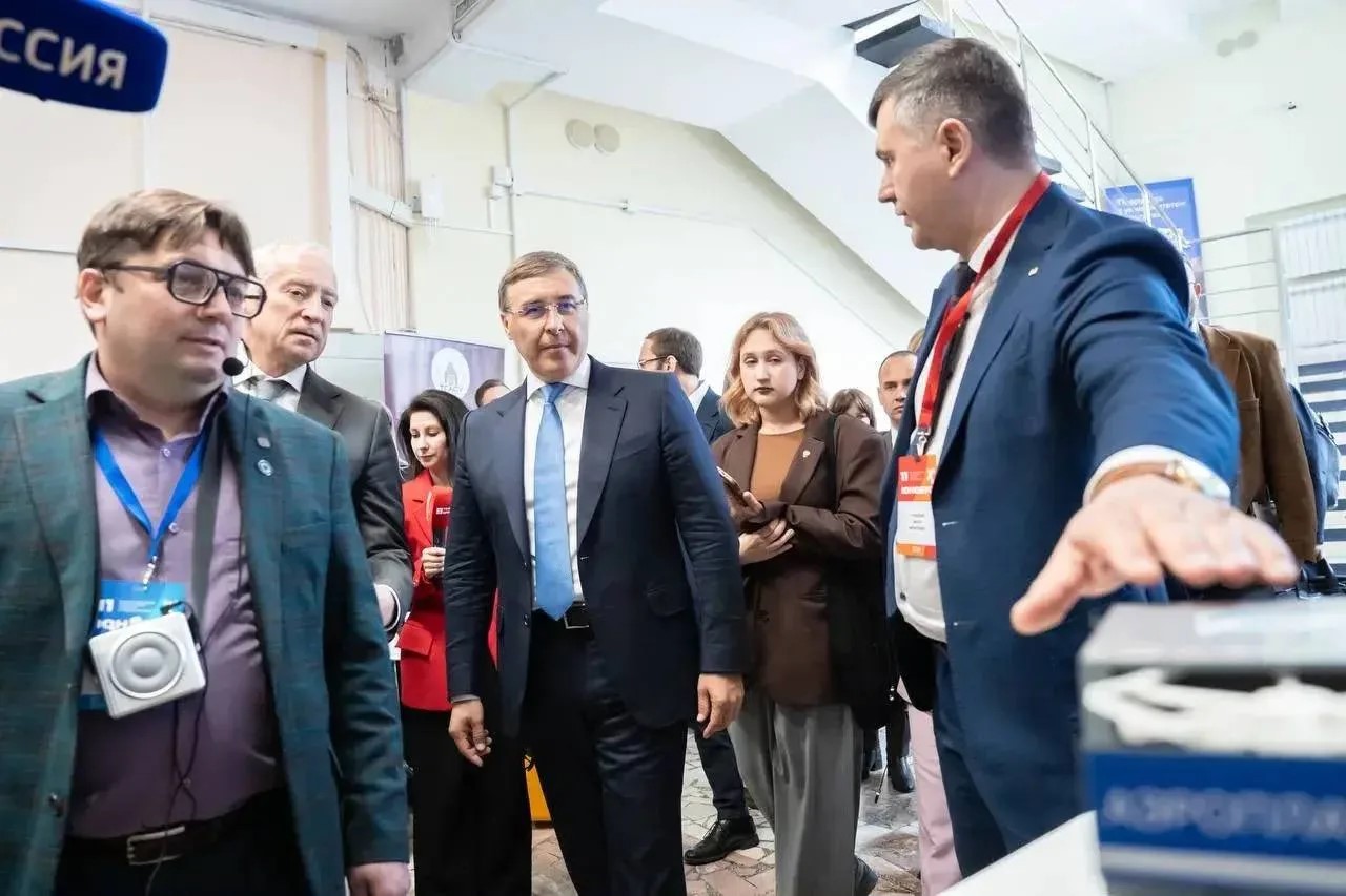 Министр науки Валерий Фальков осматривает инновационные проекты молодых ученых на форуме «Юновус».