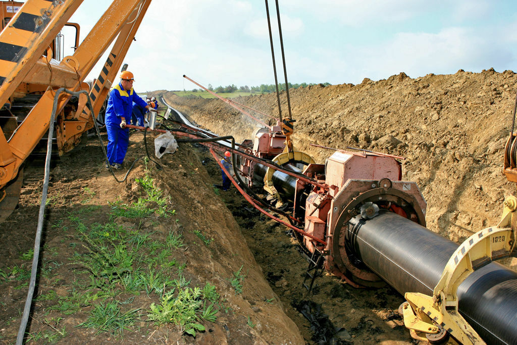 Ремонт линейного. Прокладка нефтепровода. Прокладка магистральных трубопроводов. Подземная прокладка трубопроводов. Укладка трубы в траншею.