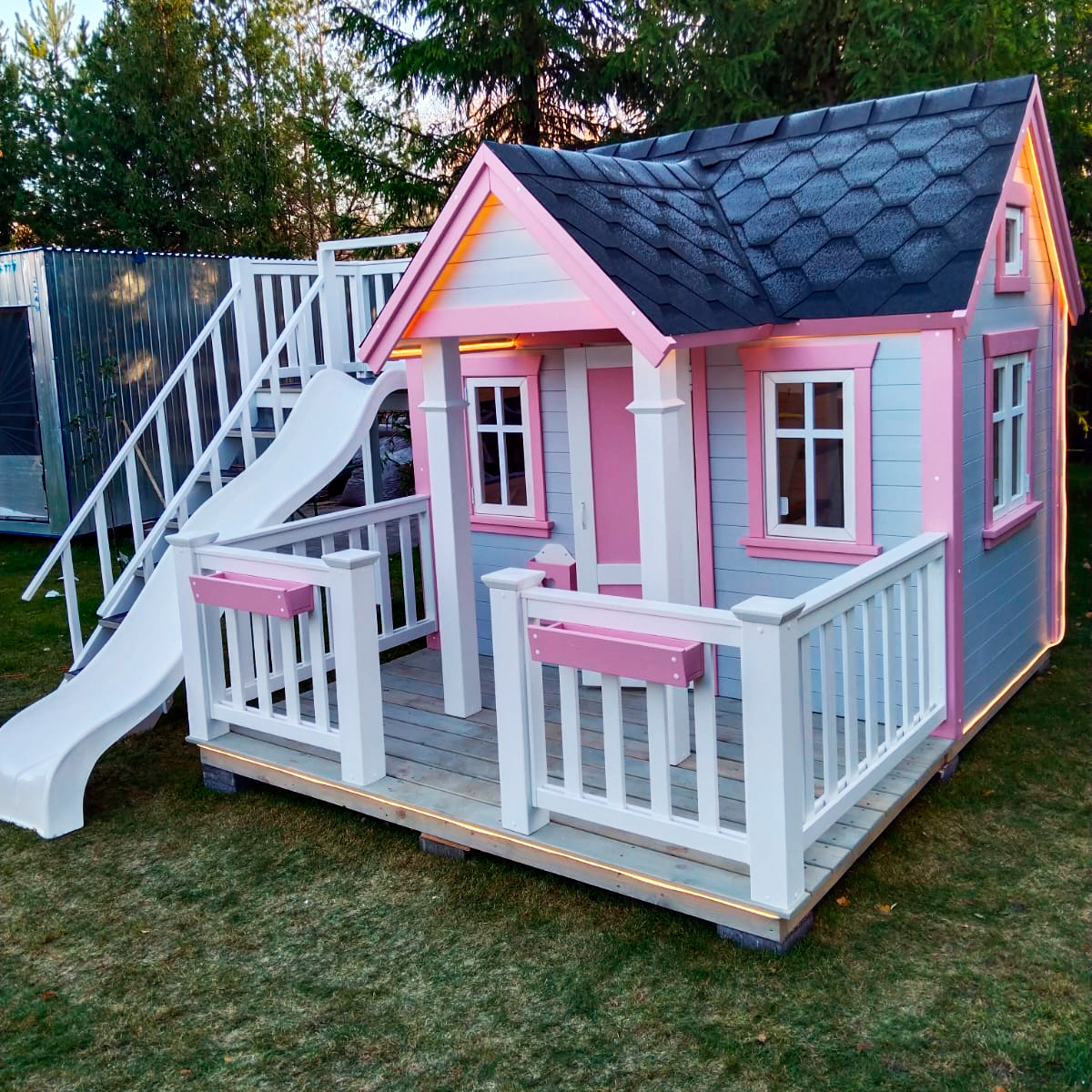 Детский игровой домик из дерева с горкой для игр на улице. Идеальное развлечение для детей на даче