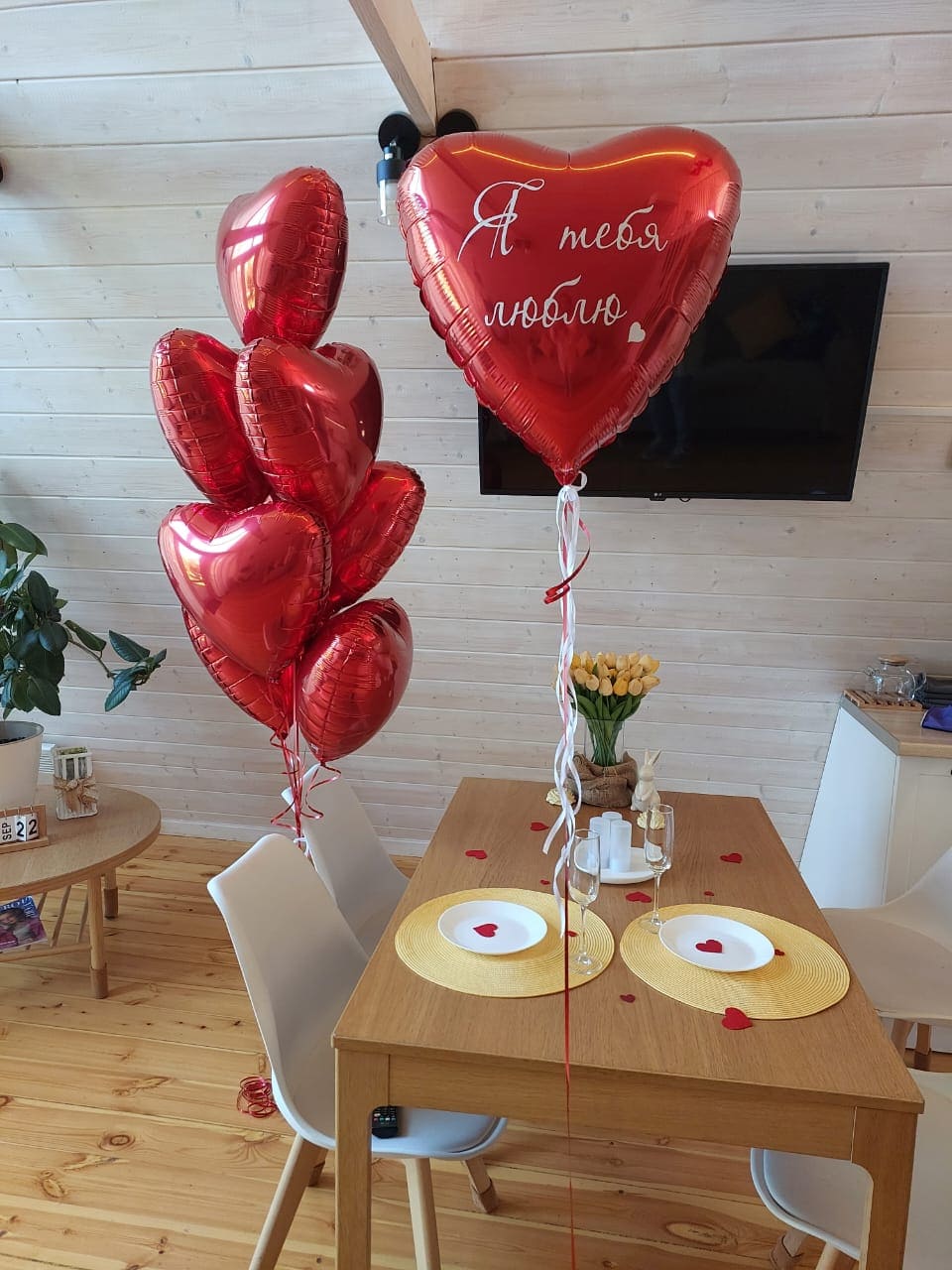 Весенний интерьер A-frame домика Aframe Happy, украшенный к 8 марта — уютное место для особенного подарка