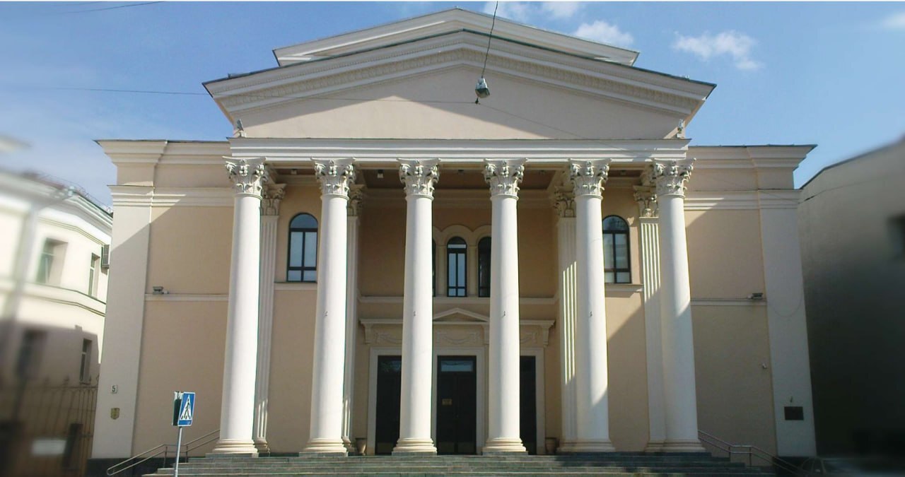 На фото - главный фасад Национального Драматического театра, фото 2010г. Бывшая хоральная синагога Минска