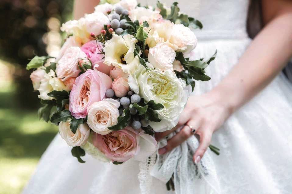 Какие цветы дарят на свадьбу молодоженам родители и родственники