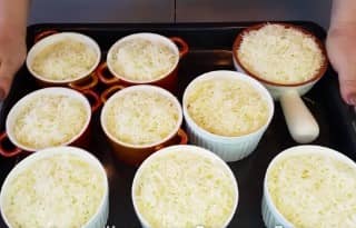 Приготовление жюльена с курицей, грибами, сыром и ветчиной: шаг 14