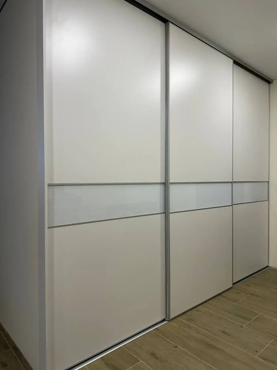 Современный шкаф-купе с декоративными фасадами в Сургуте