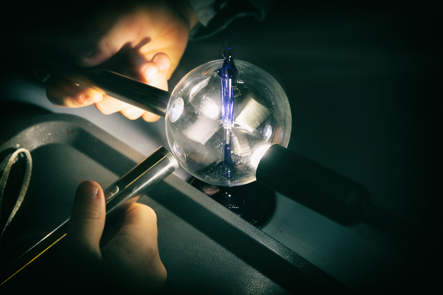 опыт доказывающий наличие веществ. картинка воздух не слышно. реакция серебрянного зеркало. дженнер эдвард опыт. результаты проведения экспериментов тройка.