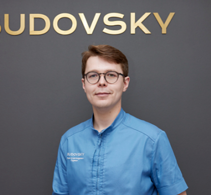 Врач-стоматолог Антон Северин в клинике