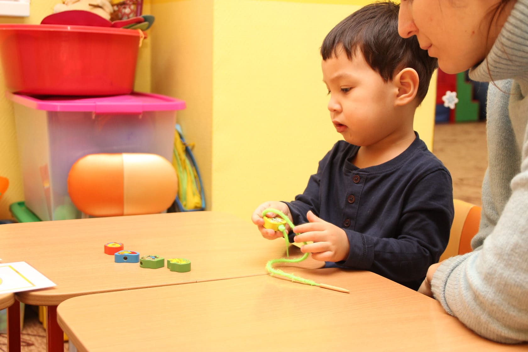 дети в детском саду. говорилка для детей 1+. интерактивный стол для детей. развивательные курсы для детей. дети дошкольники.