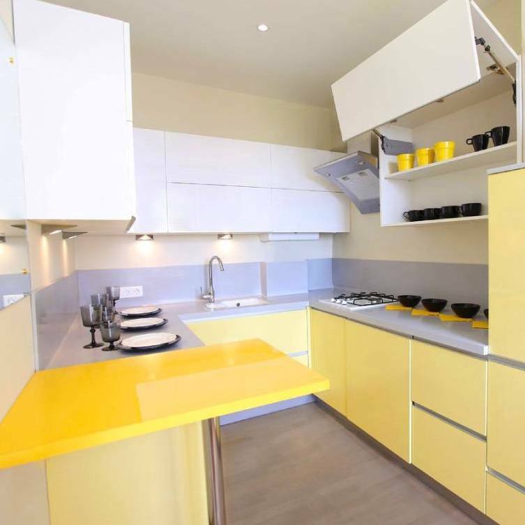 Фотография белой и жёлтой кухни