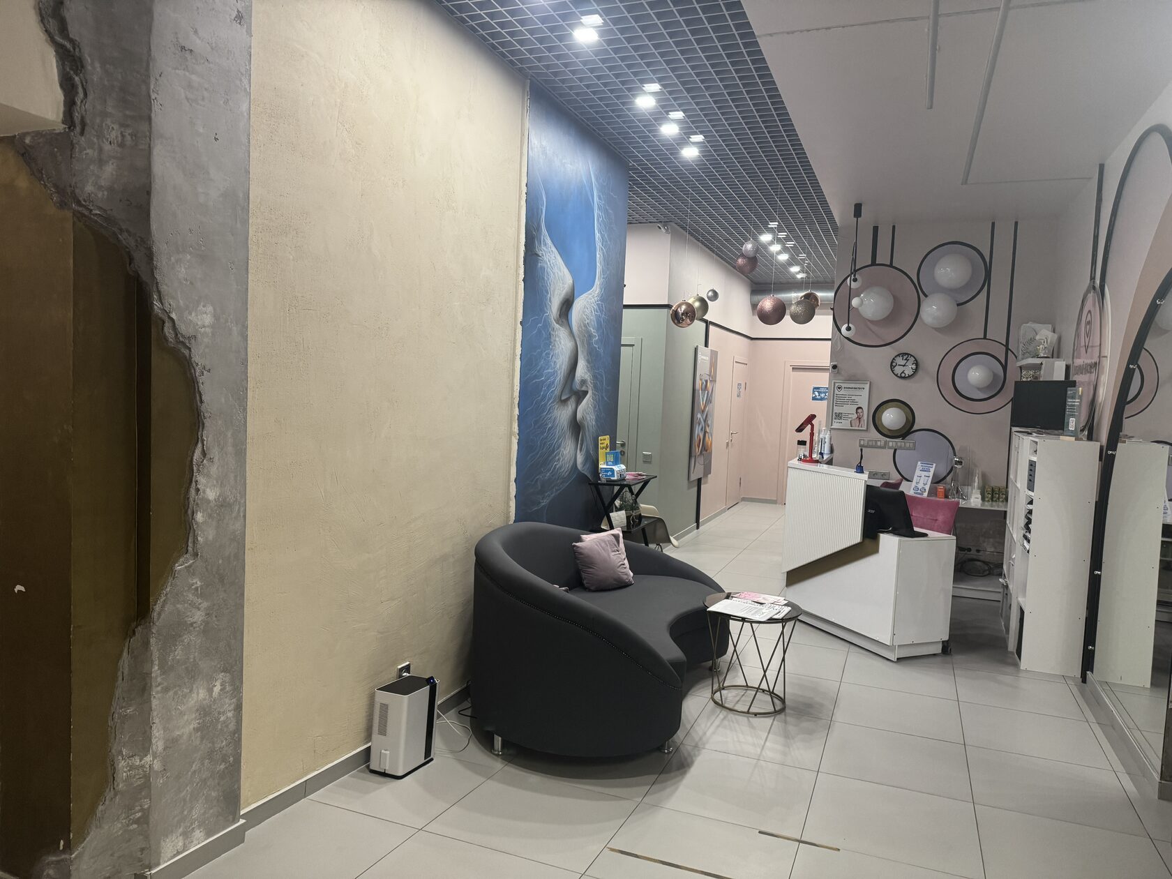 Зона ожидания и ресепшен клиники Любимый-мастер